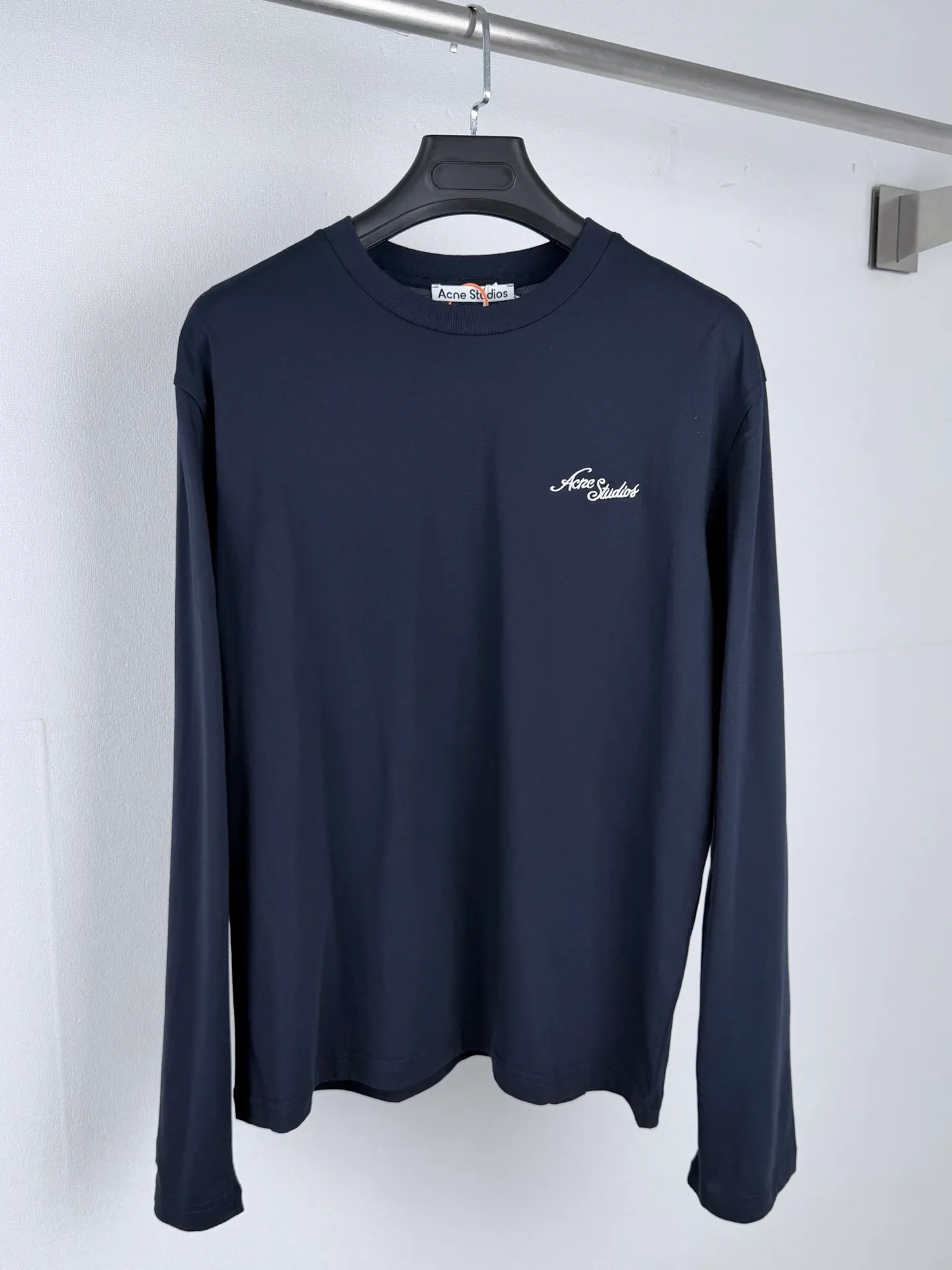 ACNE Studios long-sleeved T-shirt with embroidered logo. Customized forest organic cotton knit. Delicate and soft, comfortable and skin-friendly. The color is forest green. It condenses the quiet twilight of the deep Nordic forest. Retro calmness. It has a natural sense of coolness and luxury. The white handwritten Acne Studios embroidered logo on the chest is like the finishing touch. It is low-key and engraved with the brand genes. It shows high-level recognition in silent places. Wear it with the Series suit to echo the top and bottom to form a luxurious and elegant system. Interpretation of a unique Nordic elegant mood. Process 1: Use imported machine embroidery technology. Use advanced computer control systems and precision mechanical components to realize Acne Studios logo work. High precision. Smooth and delicate lines. Process 2: The fabrics have been fermented and washed. The hand feel is better. Not easy to deform. Not easy to shrink. Not easy to fade. Maintain long-term beauty. Accessories: Customized 1:1 Acne trademark. Version: Loose version. Size: S M L XL